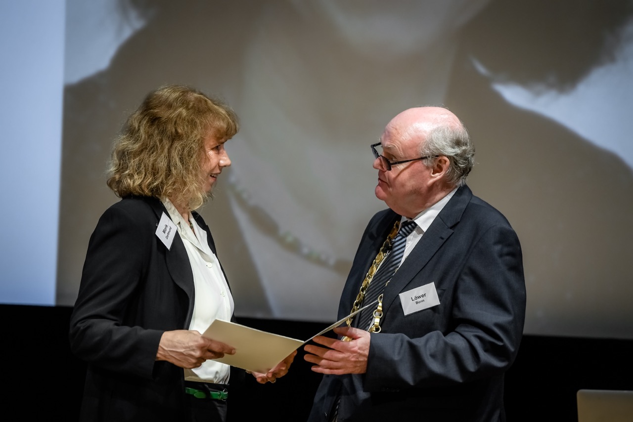 Katharina Morik bei der $Uuml;berreichung der Urkunde